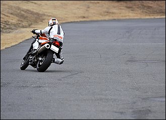 コース上でいきなり左右にバイクを振りながらローリングしている光景を見かけますが、これは転倒のリスク大。まずは直線でしっかり加速、コーナー手前ではしっかりブレーキをかけて前後輪に負荷をかけて発熱を促すことがポイントです。「タイヤを揉む」ようなイメージで徐々にバンク角を増やしていきます。