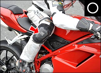 コーナーに対して外足で車体をホールドすることで、バイクとの一体感が増して旋回中のバンク角も安定します。「ヒザ」というよりは「太モモの内側の面」でタンク後端部に当てて押さえていくイメージ。外足をだらしなく開くとカッコ悪いし、ホールド出来ないのでライダーも不安になるはず。