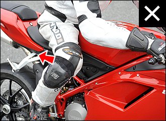 コーナーに対して外足で車体をホールドすることで、バイクとの一体感が増して旋回中のバンク角も安定します。「ヒザ」というよりは「太モモの内側の面」でタンク後端部に当てて押さえていくイメージ。外足をだらしなく開くとカッコ悪いし、ホールド出来ないのでライダーも不安になるはず。