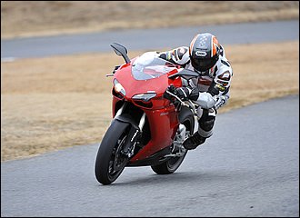 立ち上がりで早く加速体勢に持ち込みたいときなどは、積極的に車体を起こしていく場合もあります。車体を起こすためのアクションとして、外足でアウト側ステップに入力したり、ハンドルをイン側に切ったりする方法がありますが、あくまでも補助的な動作。主体はスロットルワークです。