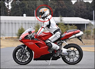 写真のように両腕を突っ張ってしまうと、上体の重さがすべてハンドルにかかってしまい、バイクの旋回力を生み出す源であるセルフステアを阻害してしまいます。頭の位置も後退するため、効果的に前輪荷重を稼ぐことが出来なくなります。