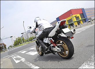 歩行者、自転車、スクーター、クルマ…。混合交通の極みである市街地こそは最も集中力を発揮すべきシチュエーションではないでしょうか。特に交差点付近は危険ゾーン。たとえ信号が青でも、自分の目で左右の安全確認をして、前後ブレーキを用意しながらスロットルを戻して通過しましょう。