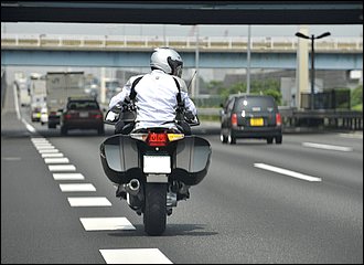 高速道路では交通の流れに乗ることがまず大事。過度な速度変化や車線変更はかえって疲れるし、ゆったりとした気持ちで淡々と走る方がスマート。バイクの社会的地位向上や運転免許証を失わないためにもそう思います。速度差が大きく混雑する場合も多いICやSAの出入口付近は要注意。