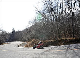 季節ごとの変化に富んだ景色を味わいつつ、連なるコーナーを愛車とともに駆け抜ける喜びは何にも代えがたいものがありますよね。それも自分のペースで楽しめてこそ。速さに囚われたり、他人との比較になってしまうとバイクとの対話が途切れてしまいます。そしてリスクだけが増大することに。