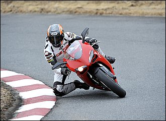 サーキットは全身全霊でバイクの性能を引き出して純粋にライディングを楽しむ場所です。その意味で真剣にスポーツに打ち込むのと似ています。安全が確保された専用コースではありますが、速度レンジが高いため相応のリスクを伴うことも事実。ルールとマナーの厳守、安全装備は必須です。