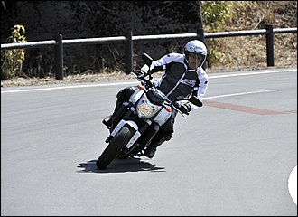 バイクの傾きとライダーの上半身が同じ角度。すべてのフォームの基本です。バイクのセンターにライダーの重心がくるのでタイヤの接地感がつかみやすく、いろいろな操作もやりやすい。姿勢的にも疲れにくく、どこでも使える最も自然なフォームです。