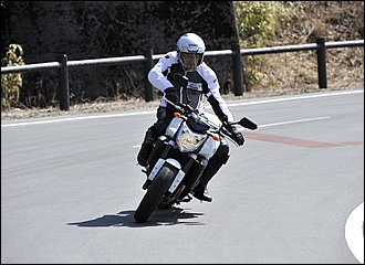 バイクの傾きに対して上半身をアウト側にずらしたフォーム。視界が良くブラインドコーナーに有利で、車体を寝かせてコンパクトに曲がれる効果があります。Ｕターンなど低速でバランスを取りたい場合にも有効ですが、ハンドルをこじりやすいのが難点。