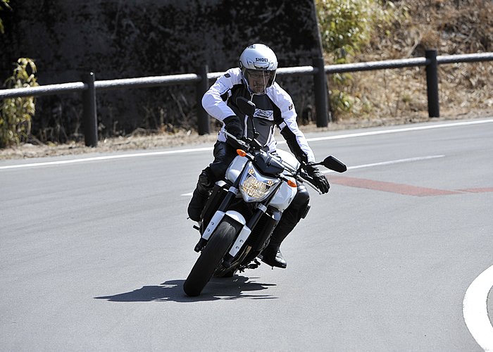 ライテク実践講座 安定したライディングフォームとは バイクブロス