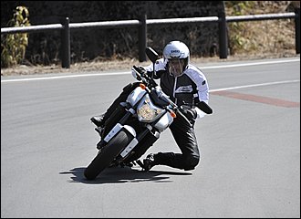 バイクに対して腰を大きくイン側に落としたフォーム。頭の位置はセンターが基本です。ライダーの重心をイン側かつ低い位置に持ってくることで、バンク角を稼ぎつつ旋回安定性を引き出す効果があります。スポーツライディング向きですが、急な回避などは苦手。