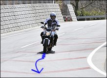 コーナーの入口ではブレーキレバーを穏やかに緩めつつ、バイクを倒し込んでいきます。気持ちよくクルージングするペースなら、イン側にわずかに上体を傾けて目線を向けるだけで、自然にバイクはコーナーに向かっていくはずです。