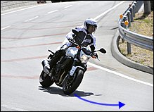 バイクがある程度バンクして旋回を始めたら、ブレーキは完全にリリースします。シートに体重を預けるイメージで肩、腕、上体はリラックスし、下半身で軽く車体をホールド。目線をさらにコーナーの奥へと向けていきます。