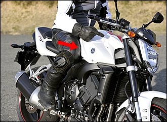 外足はぴったりとタンクに当てておくのが基本。バイクとの一体感が高まるし、見た目にもスマートです。倒し込みでは私の場合、矢印の方向（外から内、上から下、後から前）に入力しています。