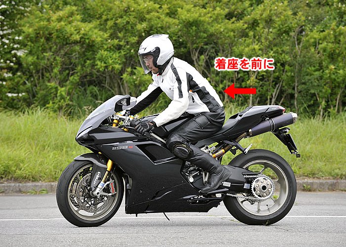 ライテク実践講座 大型バイクでゆっくりと走るキホンとは バイクブロス