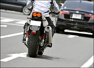 普通に停止する直前や、渋滞路でゆっくりと進む場合は、主にリアブレーキで速度調整を行います。リアブレーキには減速以外にも姿勢を安定させたり、駆動力を制御できる機能があります。ブレーキペダルはじっくり一定に踏み込むのがコツです。