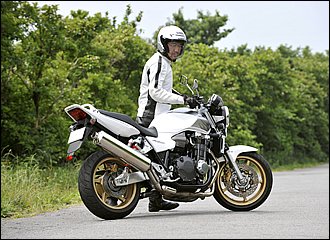 自信がないときはバイクを降りて取り回し。右回りは自分のほうに車体が傾くので重さが増します。なるべく車体を立てて、腰をタンクに当てながら自分の体重を利用して押すのがコツ。この場合も上体は曲がる方向、つまり右に向けるとバイクに遅れずに追従しやすくなります。坂道などではエンジン動力を使うと楽です。