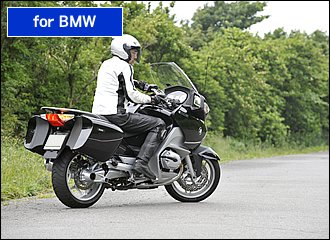 R1200RTでＵターンするとなると、その車格や重量だけでも相当なプレッシャー。さらに乾式単板クラッチやシャフトドライブも、極低速での扱いにクセがあります。まずは無難に足着きターンから始めましょう。通常のＵターンでも車体はなるべく立てたままが基本です。ただ、バランスポイントさえ見つければ、低重心のフラットツインのメリットを生かして驚くほど安定したＵターンが可能です。リラックスして着座位置を変えてみるなど、いろいろ試してみてください。Ｕターン方法のバリエーションについては、スマテク講座【BMW編】に詳しいのでこちらも参照ください！