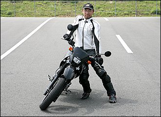 車体をどんなに深く傾けても、ステアリングに舵角がついていないと曲がりません。軽いバイクでなら実験できますので、写真のように車体を傾けたままハンドルをがっちり押さえ込んで前進してみてください。バイクはそのまま真っ直ぐ進むだけです。実際の走行中にハンドルを固定したら、セルフステアが発揮できず転倒してしまいます。