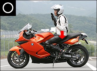 シート荷重の感覚をつかむためのトレーニング。スタンドをかけた状態でバイクに跨り、普通にライディングポジションをとります。次の瞬間、ハンドルから両手を放し、両足をステップから浮かせ気味にして、シートにど～んと体重を預けてしまってください。全身の力を抜いてリラックスすることで、お尻に体重が集まる感覚がより鮮明に得られるはずです。