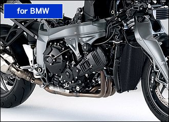 BMWのフラッグシップである最新のK1300シリーズは、前傾55度と大きく寝かせたシリンダーレイアウトによる低重心がもたらす安定感に加え、ファクトリーオプションのトラクションコントロール（ASC）のおかげで、路面状況にナーバスにならずスロットルを開けていける点が素晴らしい。いざというときのABSも含め、175psの大パワーでも安心して乗れるのがBMWの魅力ですね。低速から高回転までパワフルかつ扱いやすいエンジンは、シティクルーズから峠道でのスポーティな走りまで幅広く楽しめます。クラッチ操作なしでシフトアップ可能なギアシフト・アシスト機構も特筆ものですね。