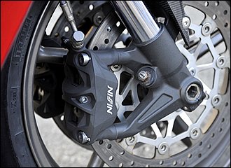 フロントブレーキはバイクの性能向上にともない、より強力なシステムへと進化してきました。高性能モデルでは対向４ポッドや６ポッドで、ダブルディスクが定番。前後連動ブレーキの場合、リアを入力するとフロントキャリパーのピストンの一部が作動して自然なフィーリングが得られるタイプが主流です。