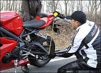 サスペンションが伸び切った状態からライダーが乗車して沈み込んだ量を測ることで、体重に対してプリロードが適正かどうか、おおよそ分かります。これを「リバウンドストローク」、または「サグ」と言い、フルストロークの３分の１程度が適当とされます。体重が軽く、この数値が少な過ぎる場合は、プリロードを弱めてストロークさせる方向にセッティング。乗り心地、路面追従性とも良くなり、安心感が出るはずです。サグを見るときは、リアの場合、アクスルシャフトとシートカウル定点までの距離を測ると簡単。フロントはインナーチューブにスケールを当てれば分かります。正確に測るためには車輪を地面から浮かせる必要があるので、２人１組で行いましょう。