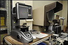 削り物は“試削”の段階で図面通りの寸法かを測定して確認、問題が無ければ量産に移る。手前は針の形状と数値などの計測器で、奥は形状を見る投影機だ。