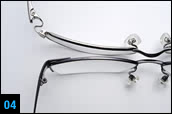 フレームのカーブの比較。上がライディングアイウエア、下が一般的な物。一般的なメガネがカーブレスなのに対して、ライディングアイウエアでは特殊カーブレンズを使用している。