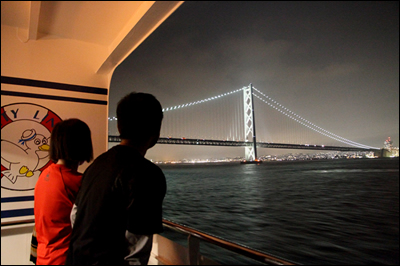出航して間もなく見られるのが明石海峡大橋。この後午前０時を過ぎると瀬戸大橋の下もくぐる