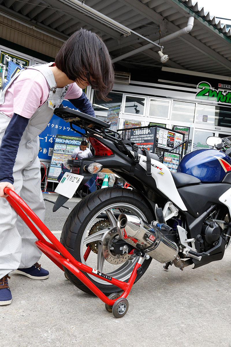 フロントスタンドの併用でバイクメンテはさらにはかどる！ バイク 