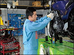 修理時間と作業効率を考えて導入した専用のバイクリフト。高さ、向きを、足元のスイッチでメカニックが自在に変えることが出来る。中古車も、車検時と同じレベルの点検整備で、ダメな部品は交換、現状販売は絶対にしない。