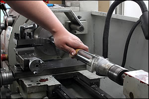 フロントフォークのフルメンテナンスには、インナーチューブ研磨が標準で含まれる。長いインナーチューブも、専用の機械を使いながら最適な状態へと表面が研磨処理される。