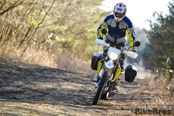 701ENDUROが最も得意とする舗装路の先のフィールドへ！の画像