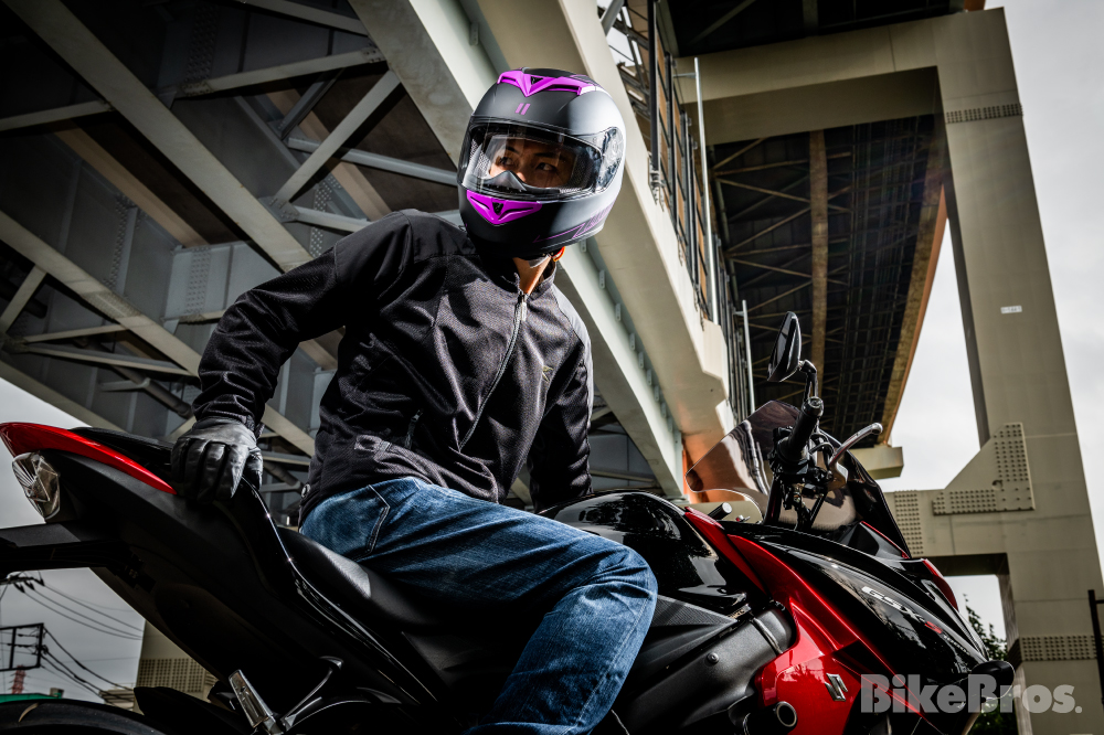 アクセントカラーが光る『リード工業』のフルフェイスヘルメットの画像