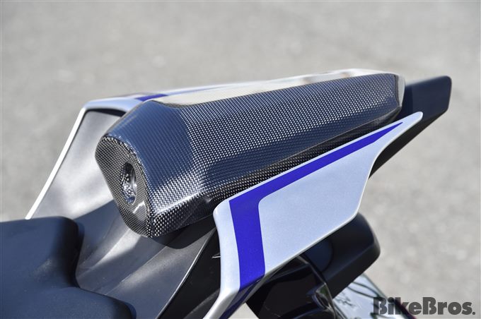 YZF-R6をスタイリッシュに飾るオリジナルボディパーツの画像