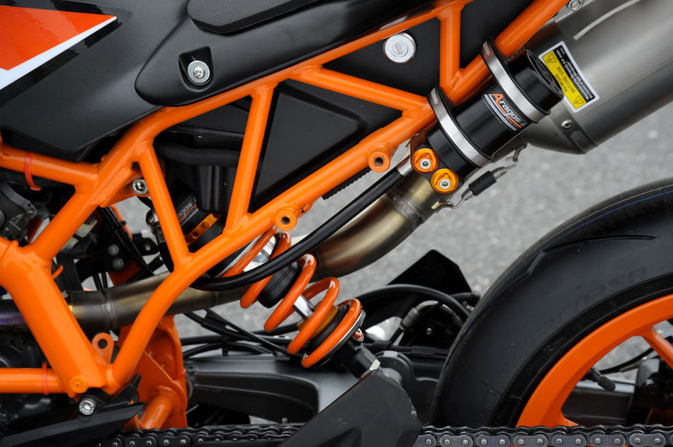 KTM DUKE/RCの走りをランクアップさせるアラゴスタのリアショック