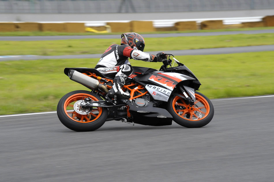 KTM DUKE/RCの走りをランクアップさせるアラゴスタのリアショック