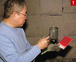 塗料の調色は、同社の中でも2 人しかできない特別な作業となる。まずは、原色の缶から必要な塗料を適宜混合する。バイクペイントの塗料は耐候性に優れた鉱物由来の顔料が使われている。