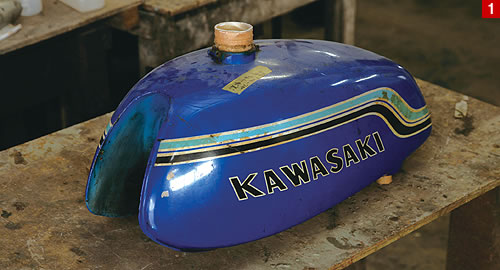 タンクの塗膜を剥離剤で落とす際は、まずタンクの口金やコックに栓をする。剥離剤がタンク内部に入ってしまうと腐食の原因になってしまうので、万全の処置が取られる。