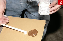 凹凸の補修に使われるパテは硬化剤と混ぜ合わせることで実用強度に達する2液式のものとなる。反応が始まると硬化は早いので迅速に作業を進めていく。
