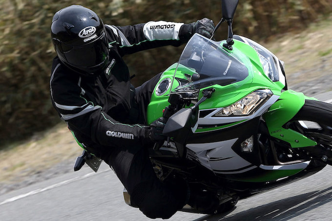 軽くてスリムで暖かいゴールドウインの2015年秋冬「Rシリーズ