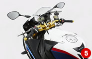 近年では、ビッグバイクのパーツ展開を積極的に行っている。写真はBMW S1000RR（2012）用バーハンドルkit。