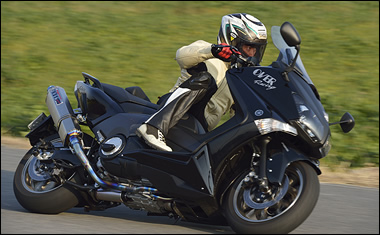 実は今年（2012年）の２月、袖ヶ浦フォレストレースウェイでのプレス試乗会は、生憎の雨だった。叶うなら「ドライのサーキットで思い切り走らせてみたい」と思わせる TMAX530。このオーヴァー TMAX は、ご覧のフルチタンマフラーとアルミホイールによる軽量化が効いていて、さらに扱い易く、スポーツ性能も向上していた。