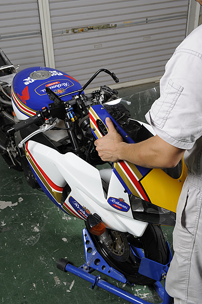 特別セーフ 600RRレプリカシングルシート 白ゲル RVF400 SAITANIYA 才谷屋ファクトリー