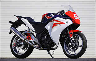 保安部品が外されてゼッケンが付けられたCBR250Rのレース仕様。得意分野であるマフラーを始めとしたサーキットで走らせるためのパーツも随時開発が進められている。