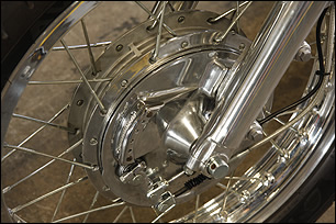 レーシーなデザインのシングルパネル・ドラムブレーキはSR用。そこに社外パーツを組み合わせ、まとめている。全体のスタイルに合わせたコーディネート術だ。