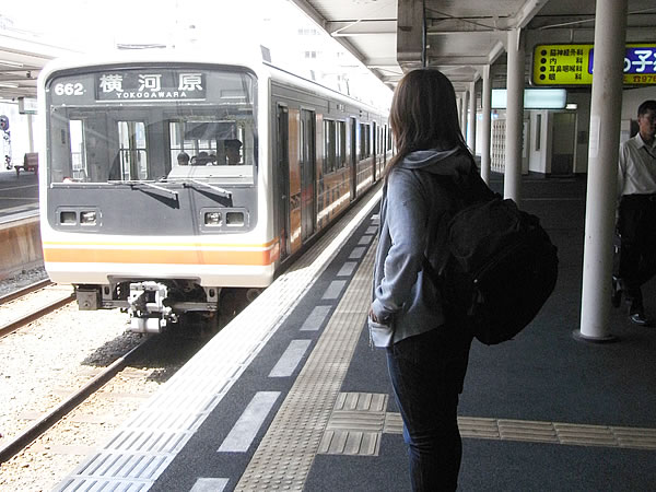 松山空港から松山駅、松山市駅へ連絡するバスに乗車。空港から駅まで約30分。知らない街ってワクワクしますね。