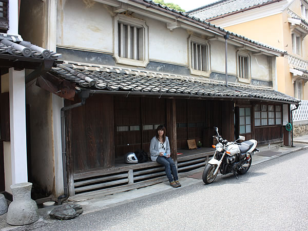 縁側を拝借し、しばし休憩。家主のおじいちゃんとバイク談義をしました。座布団の上で近所の猫が日向ぼっこをするそうです。