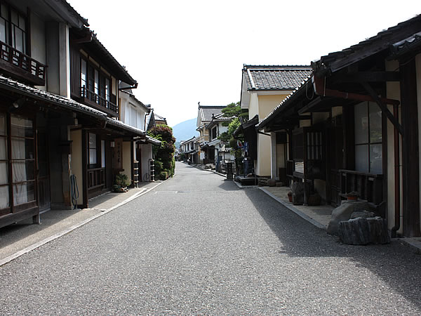 多くの職人の技術でこの街が栄えました。今は、蝋燭や和傘など職人の数も少なくなりましたが、確かな技術を今に伝えています。