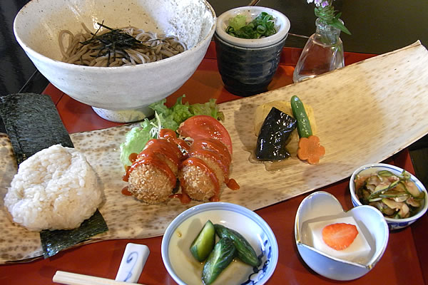 「野遊び弁当」は1,380円。他にも「内子朝採れトマトのサラダ蕎麦」900円や平日限定「料理長おすすめ膳」1,050円も人気がある。