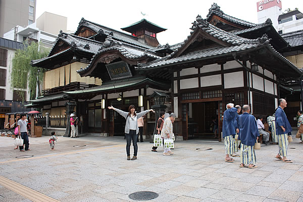 夏目漱石の小説「坊ちゃん」にも描かれ、日本最古の湯でもある道後温泉本館。道後温泉裏に公共駐車場（無料）があります。